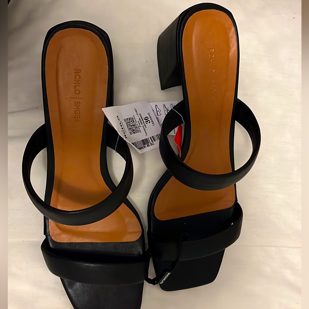 Riachuelo black strapped sandals